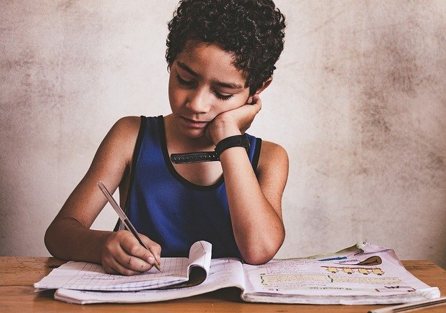 Comment aider mon enfant à la maison entre les séances ?